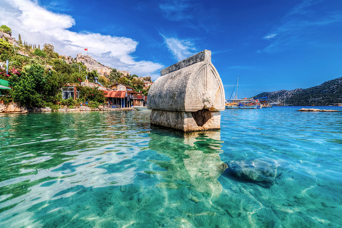 Antalya’nın Demre ilçesine bağlı Üçağız açıklarında olan bu muhteşem ada, çok sayıda antik kent ve koyu bünyesinde barındırıyor.