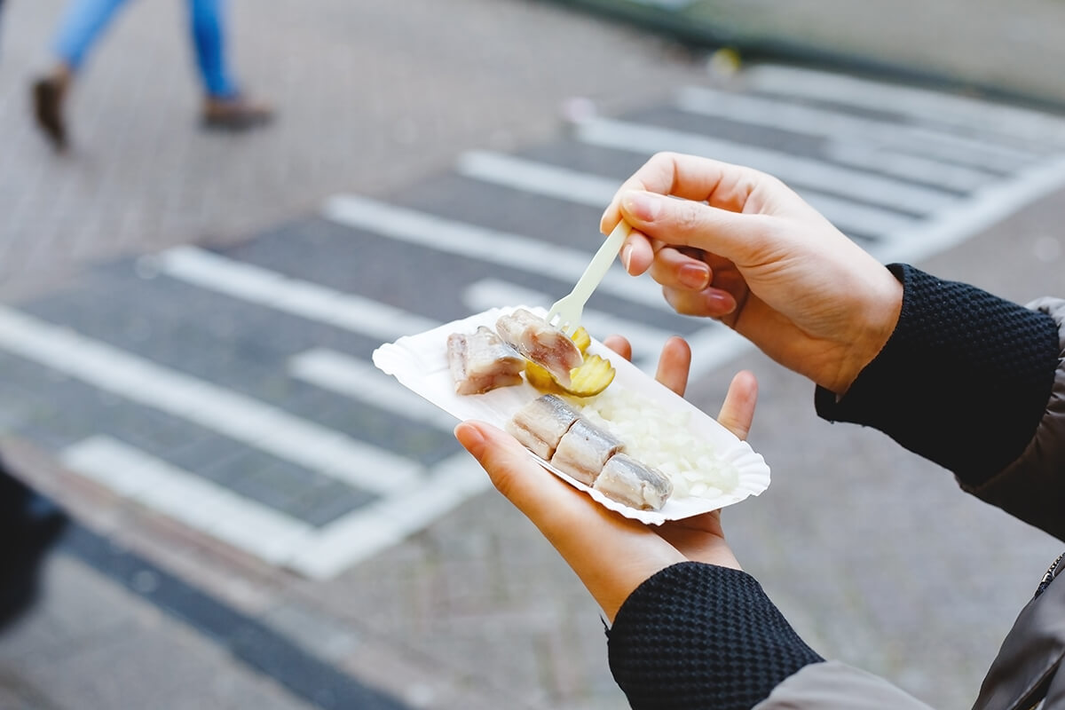 Hazır Amsterdam sokak lezzetlerinden konu açılmışken bunu söylemesek olmaz! Raw herring adeta Amsterdam’a özgü bir lezzet.