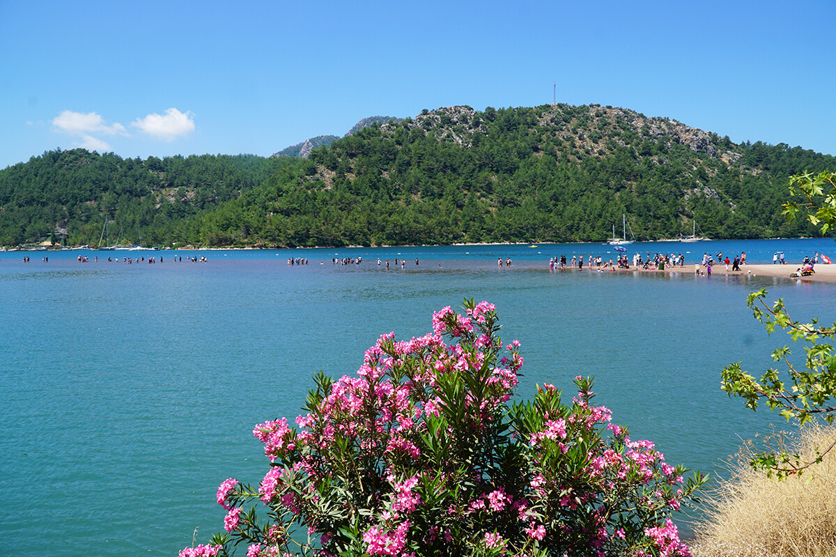 Marmaris’in Orhaniye ilçesinde yer alan Kız Kumu Plajı hem mitolojik efsaneleri hem de masmavi deniziyle biliniyor.