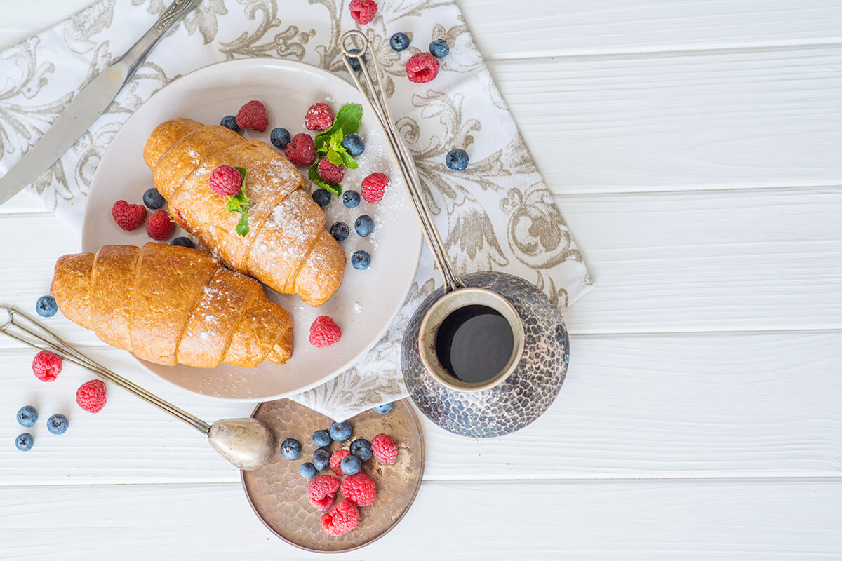 Fransızların kahvaltı sofralarında daha çok peynir, marmelat, ekmek ve en çok da kruvasan yer alıyor.
