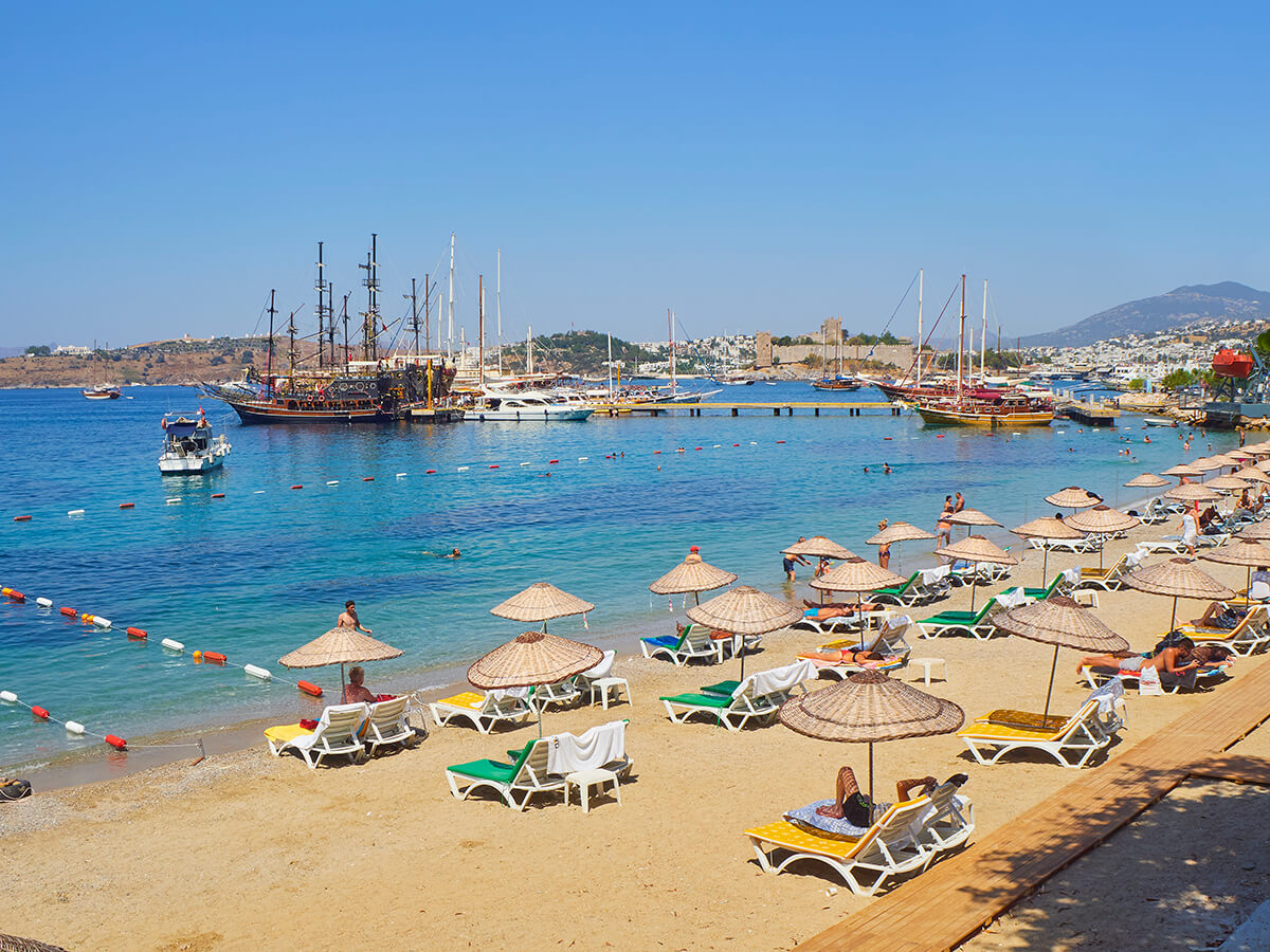 Bodrum’a gelmişken, beldenin simgelerinden Bodrum Kalesi’ne doğru yüzmek isterseniz Kumbahçe Plajı’nı tercih edebilirsiniz.