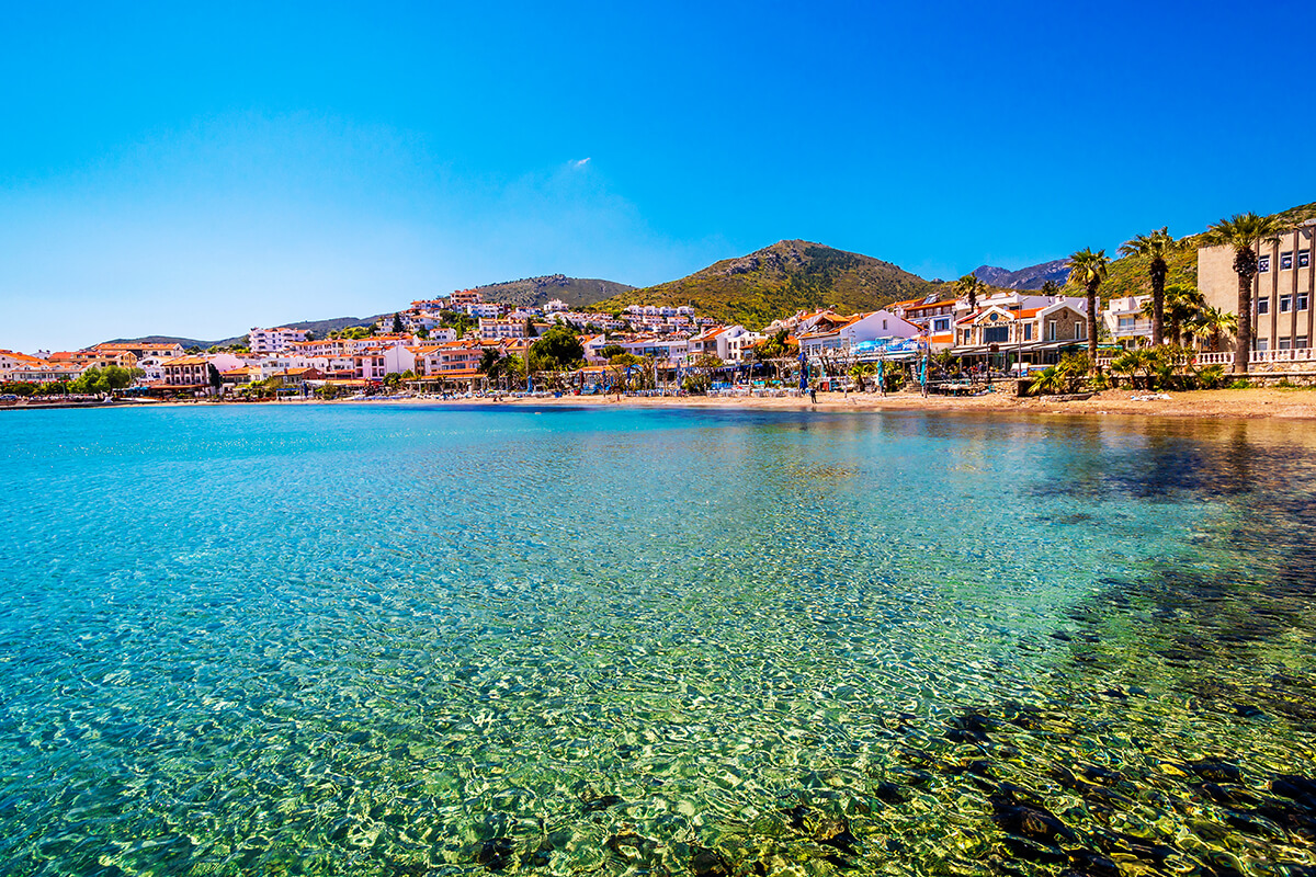 Muğla’nın doğa harikası tatil beldelerinden Datça’da hayran kalacağınız plajlardan birisi de Kumluk Plajı.