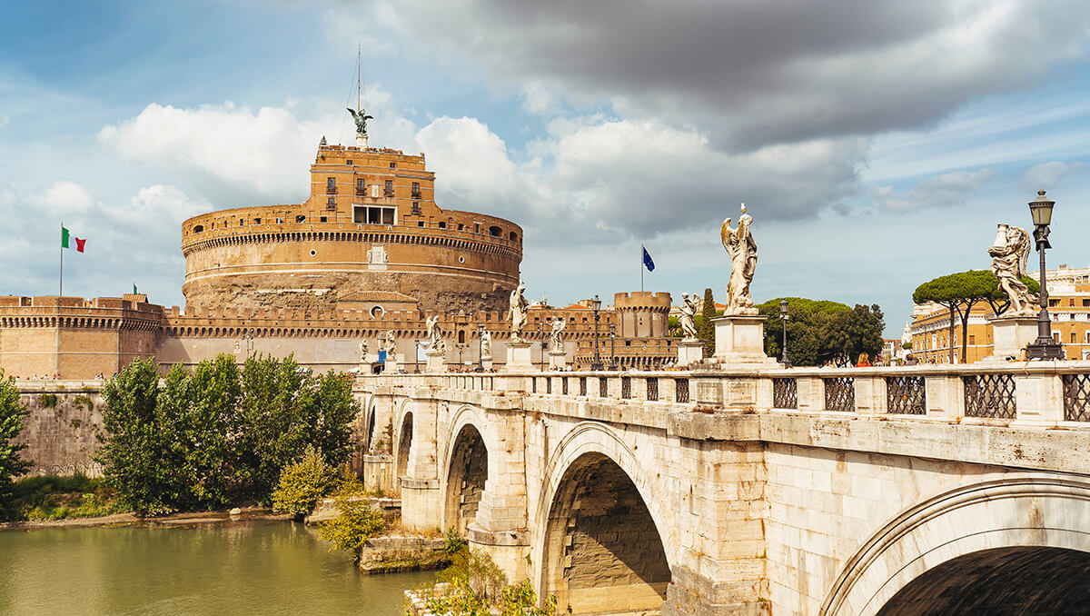 Sant’Angelo yani Kutsal Melek Kalesi, Roma’nın en meşhur anıt yapılarından biri.