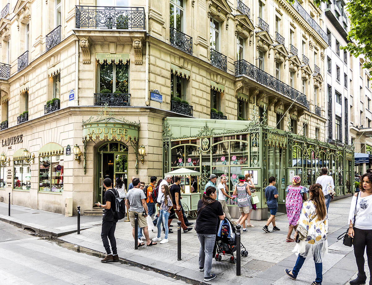Laduree Paris aslında makaronları ve tatlıları ile ünlü bir pastane.