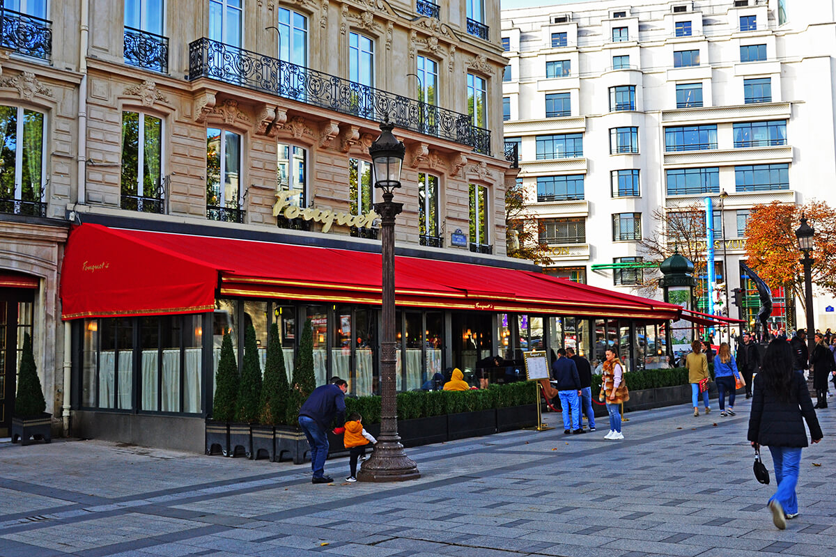 Champs Elysees ve George V. Caddesi’nin kesiştiği noktada yer alan Le Fouquet’s, gerçek bir Fransız kafesi deneyimi yaşamak isteyenler için harika bir ortam sunuyor.