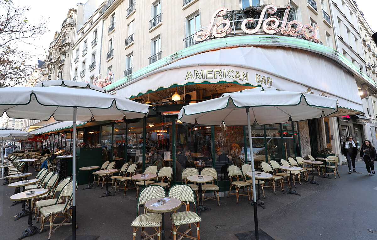 Paris Montparnasse Bulvarı üzerinde yer alan Le Select, hareketli bir sokağın köşesinde uzun yıllardır hizmet veriyor.