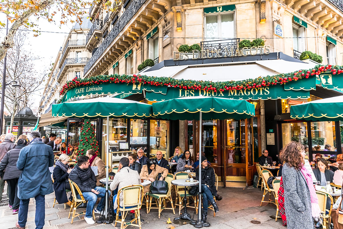 Paris’in Saint Germain des Pres bölgesinde yer alan Les Deux Magots, Paris’te en bilinen markalardan biri haline gelmiş kafelerden.