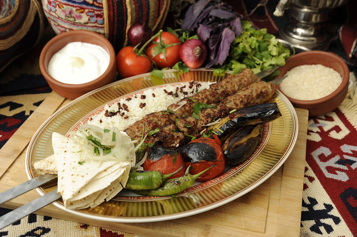 Azerbaycan mutfağının en ünlü et yemeklerinden lüle kebabı ya da orijinal adıyla lyulya kebabı, şişte pişirilen oldukça lezzetli bir yemek.