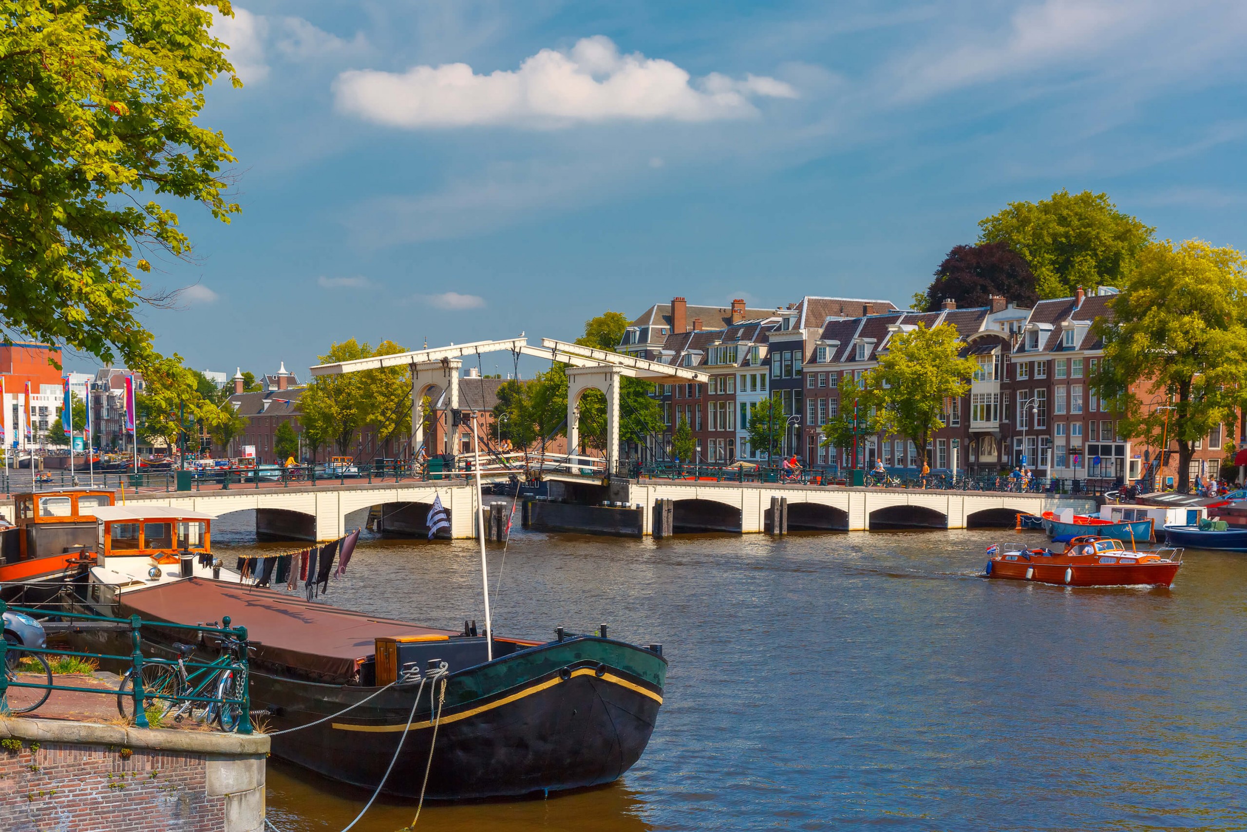 Magare Brug Amsterdam şehir merkezindeki Amstel Nehri’nin üzerinde bulunan bu köprü, bildiğiniz köprülerden değil.