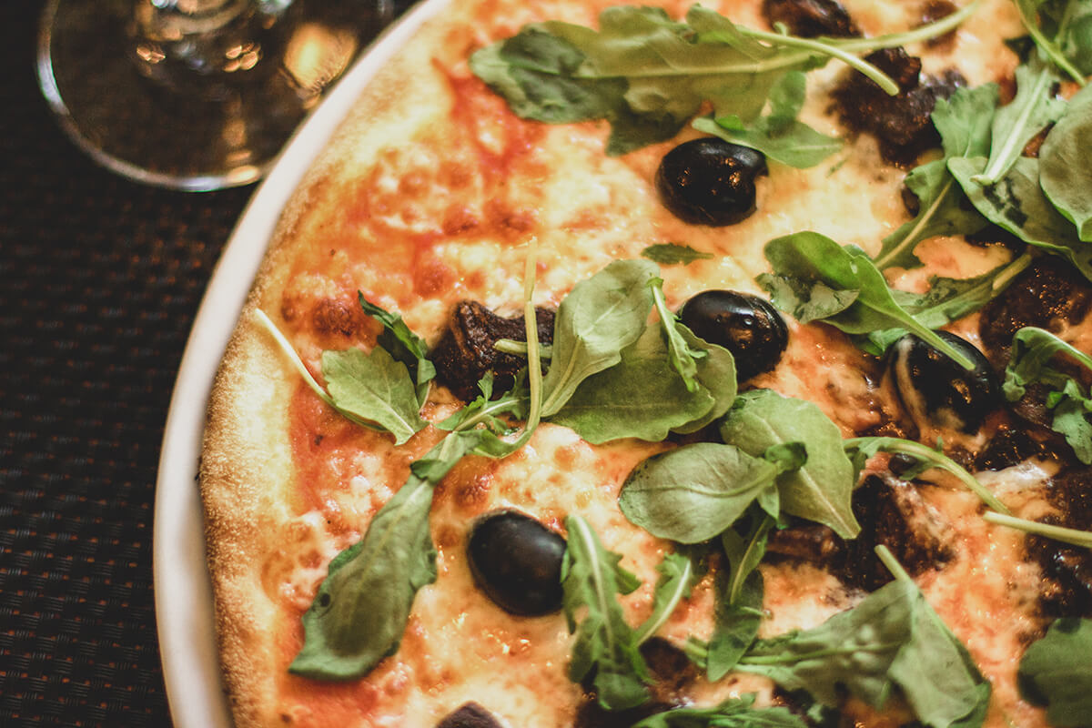 Milano’da, kalın hamurdan taşan bol malzemeli pizzalar sizi karşılayacak. Bu pizzalar hem doyurucu hem damaklarda bıraktığı tatla unutulmaz kılınacak kadar lezzeti.