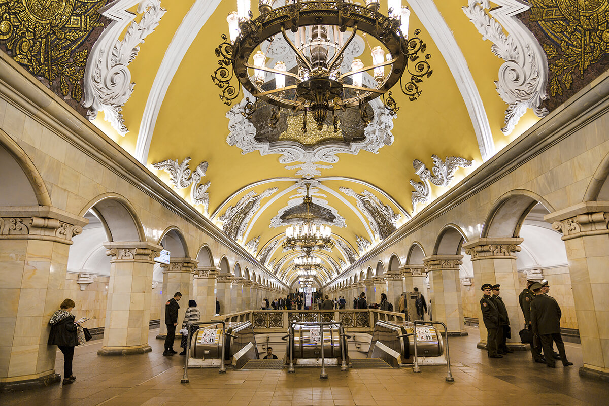 ünyanın en eski metrolarından biri olarak bilinen Moskova metrosu, 1935 yılından beri hizmet veriyor.