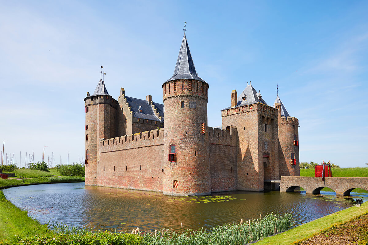 Amsterdam'ın doğusundaki Muiden'de yer alan Amsterdam Castle Muiderslot tarihi 1280’e kadar uzanan taş bir kale.