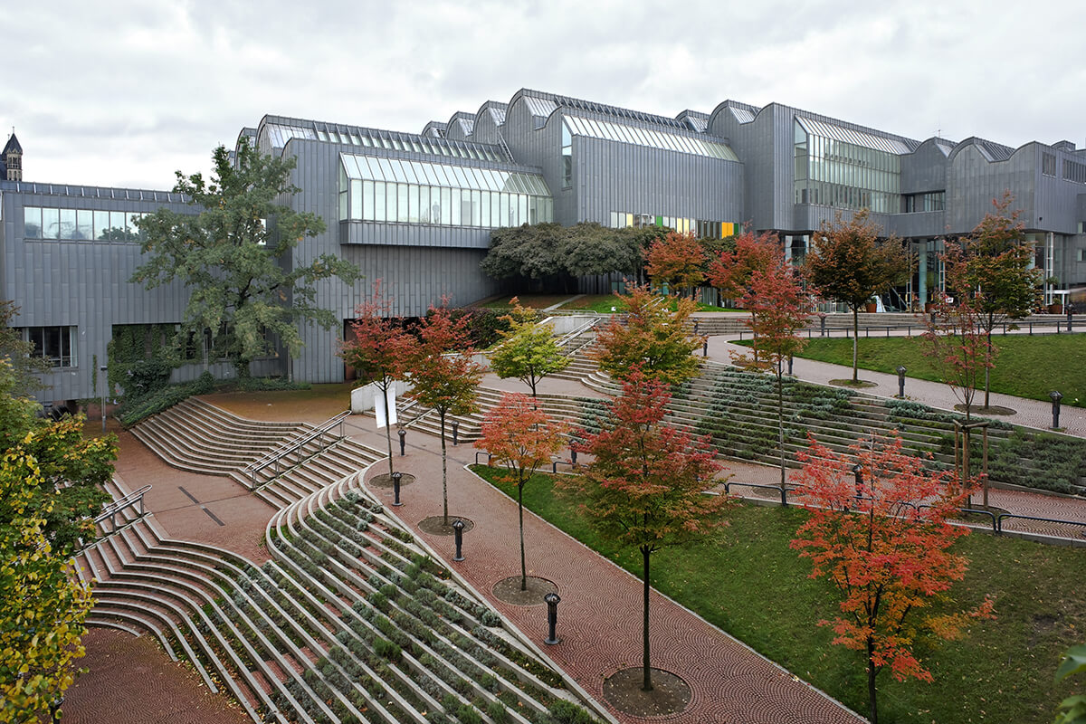 Sanat müzelerini gezmek, bir şehri keşfetmenin en eğlenceli ve kültürel anlamda en doyurucu etkinliği oluyor. Köln’ün dünyaca ünlü sanat müzesi Museum Ludwig işte tam olarak öyle bir müze.