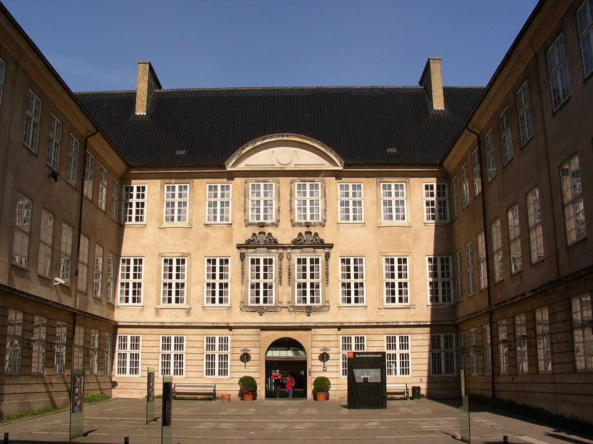 1849 yılında kurulan National Museum, Danimarka’nın yerleşik hayata geçişinden modern zamanlara kadar bizi yolculuğa çıkaran tarihi eserler bulunuyor.