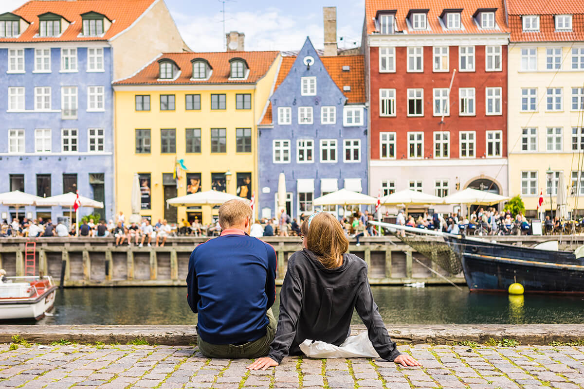 Kopenhag fotoğraflarında sürekli gördüğümüz renkli evler tam olarak burada. Evlerin önünde gördüğünüz sahil kısmı ise Nyhavn Kanalı.