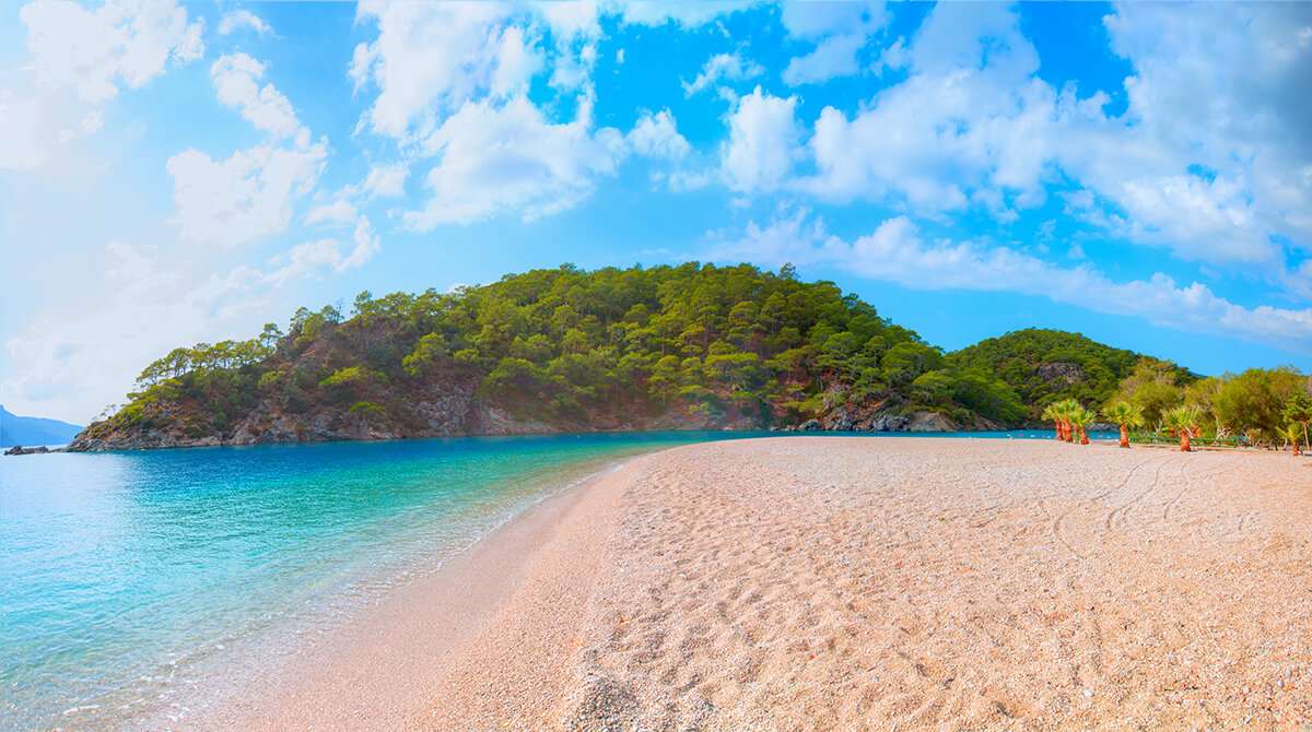 Muğla’nın Fethiye ilçesinde yer alan Mavi Bayraklı Ölüdeniz Plajı, dünyanın en güzel plajları listesi yapsak, onda da ilk sıralarda yer alır.