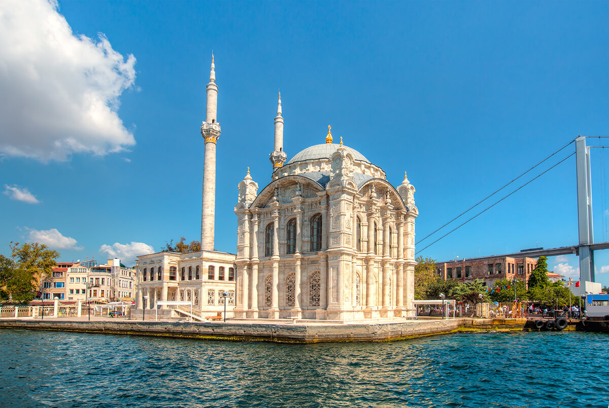 İstanbul Boğazı’nın kenarında, Ortaköy sahilinden tüm şehre eşsiz bir doku katan tarihi Ortaköy Cami, 1856 yılında dönemin padişahı Sultan Abdülmecid’in isteğiyle inşa edilmiş.