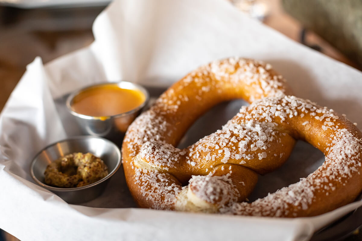 Alman mutfağının vazgeçilmez çöreklerinden pretzel ya da brezel, Münih sokaklarında herkesin elinde görebileceğiniz bir yiyecek.