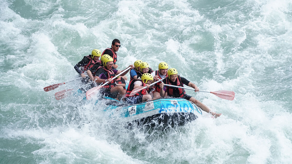 Ekstrem sporların en sevilen dallarından biri olan rafting, debisi ve akış hızı yüksek olan akarsularda raft denilen botlarla yapılır.