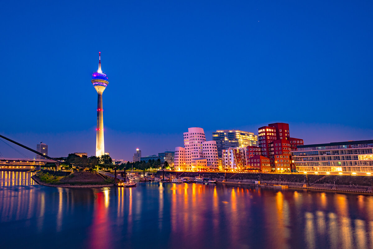 Rheinturm (Ren Kulesi) Düsseldorf'ta bilinen en ünlü yapılardan biri.