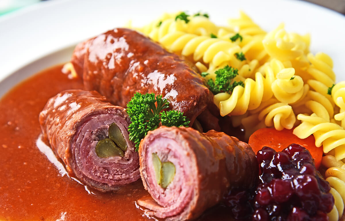 Düsseldorf’ta güzel bir akşam yemeği için ne yiyeceğinizi düşünürseniz Alman mutfağının et yemeklerinin arasında lezzet bakımından başı çeken rinderroulade etini yemenizi öneririz.
