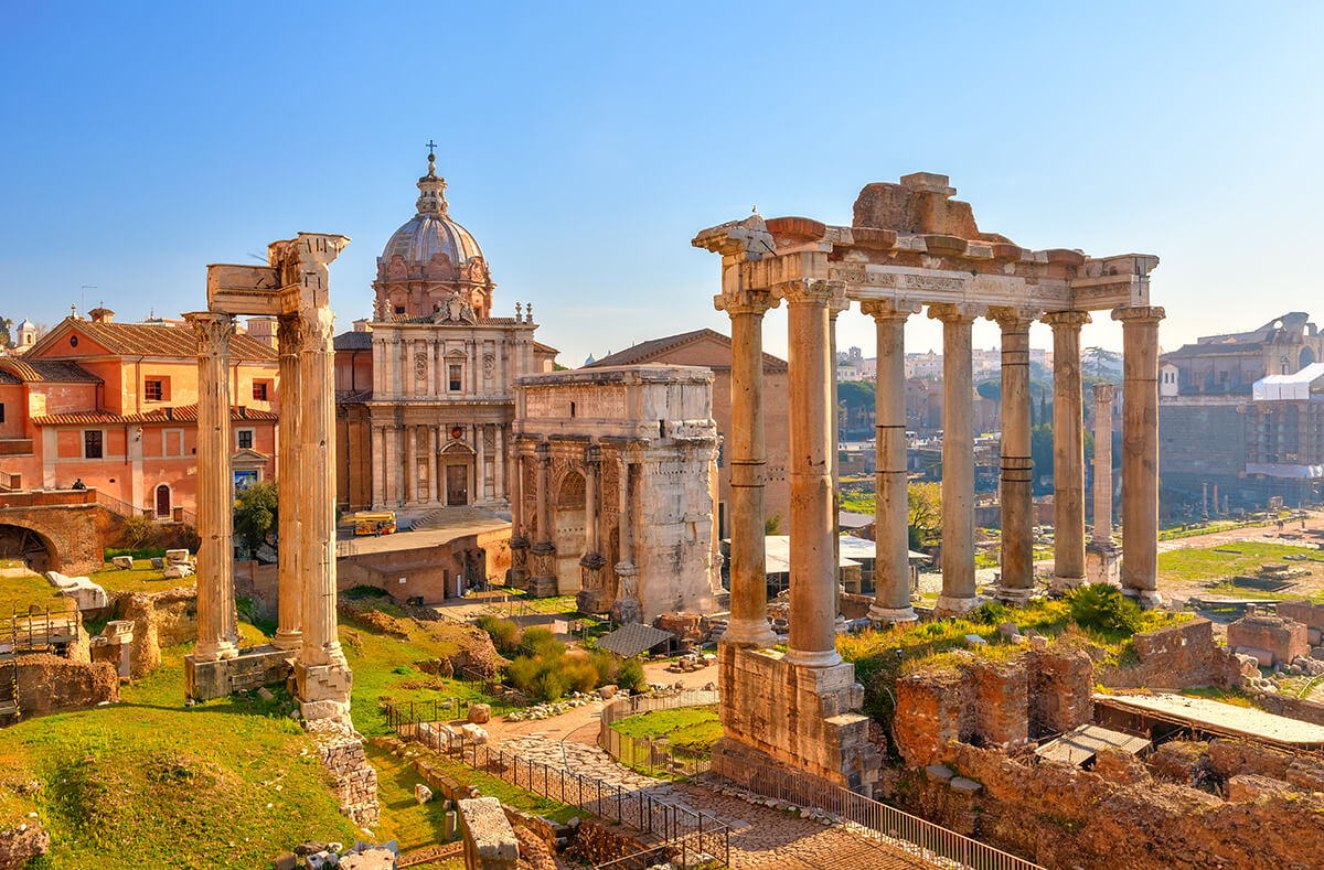 Kolezyum’a yürüme mesafesinde bulunan Roma Forumu, Antik Roma’nın günümüzdeki temsilcisi