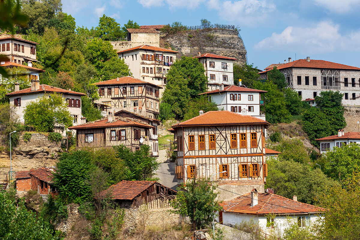 Tarihî dokusu, dar sokakları ve ahşap evleri ile hayranlık uyandıran Safranbolu, Homeros’un İlyada Destanı’na dahi konu olmuş.