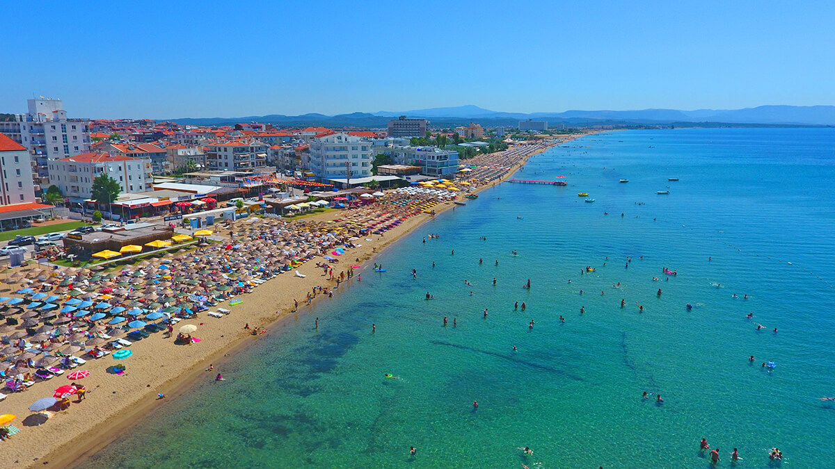 Sarımsaklı Plajı’nın şanını mutlaka duymuşsunuzdur. Balıkesir’in Ayvalık ilçesinde yer alan bu 7 km uzunluğundaki Mavi Bayraklı plaj, yumuşacık kumu ve masmavi deniziyle ünlü.