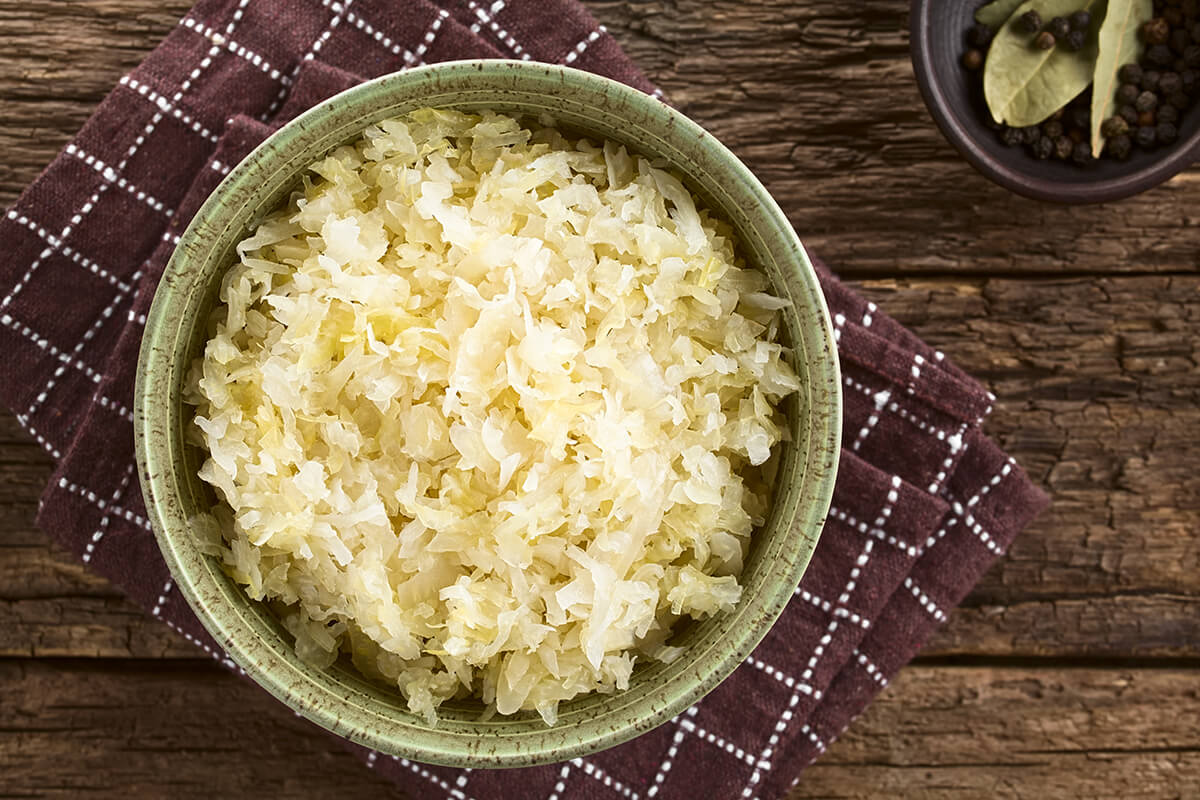 Alman mutfağının en faydalı yiyeceklerinden biri olan Sauerkraut, probiyotik lahana turşusu olarak da biliniyor.