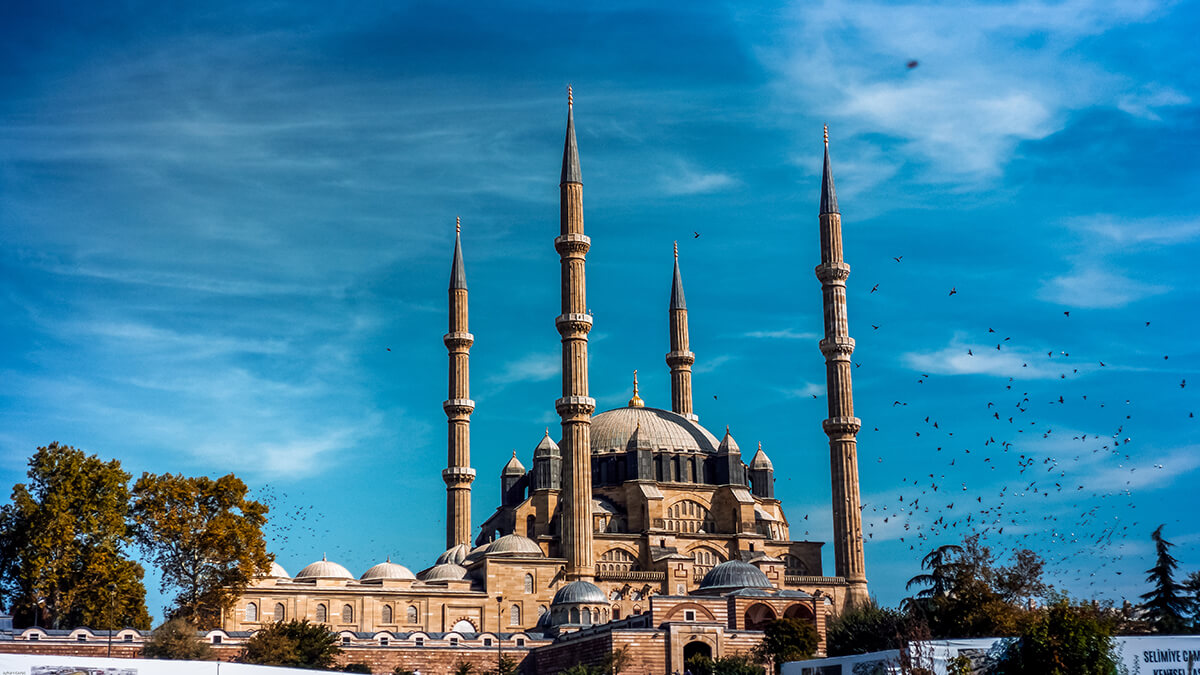 Osmanlı döneminde yapılan İslam eserlerinin her biri bambaşka bir ayrıntıya ve güzelliğe sahip Edirne’de bulunan Selimiye Cami de bu şaheserlerden biri.