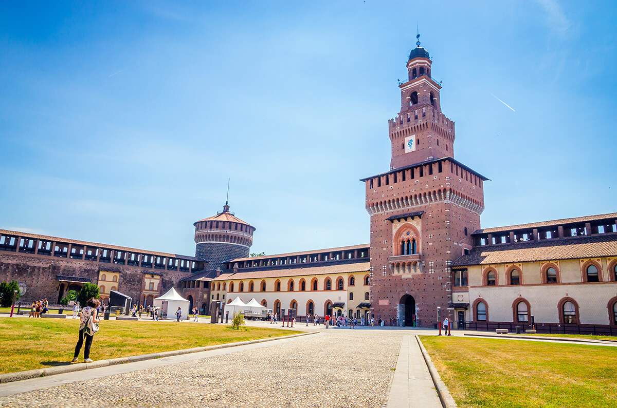 Milano’da bulunan tarihi kale, Sforzesco Şatosu olarak biliniyor.