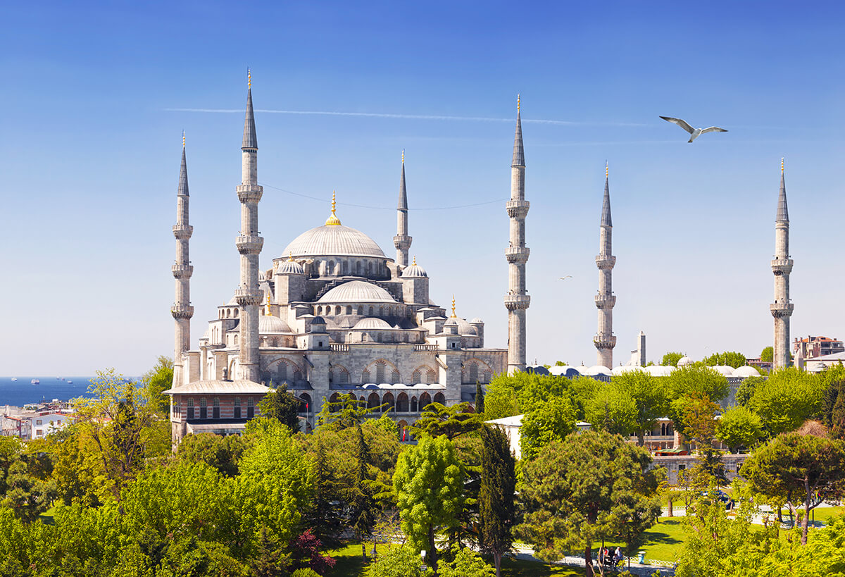 Bulunduğu meydana da ismini veren Sultanahmet Cami, 1609 yılında dönemin padişahı I. Ahmet tarafından inşa ettirilmiş.