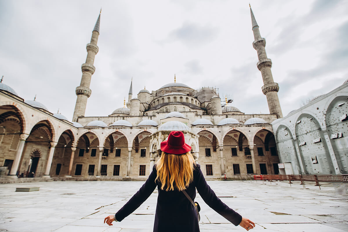 Türkiye’nin en güzel camilerinden bahsederken İstanbul’un Tarihi Yarımada’sında yüzlerce yıldır tüm ihtişamıyla ayakta duran Sultanahmet Cami’ni listenin başına koymasak olmazdı.