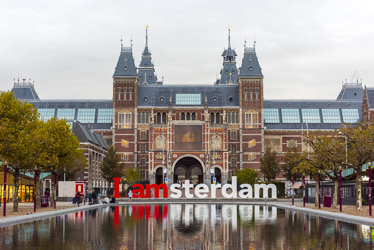 Rijksmuseum, amsterdam Centraal Station’a yürüme mesafesinde bulunan bu müze, Rembrandt, Vermeer gibi ünlü sanatçıların eserlerini sergiliyor.