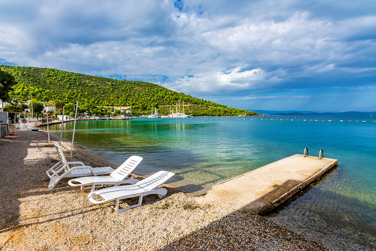 Bodrum’un en sakin plajları ile ünlü olan Torba’da, belediyenin işlettiği plajdan denize girebilirsiniz.