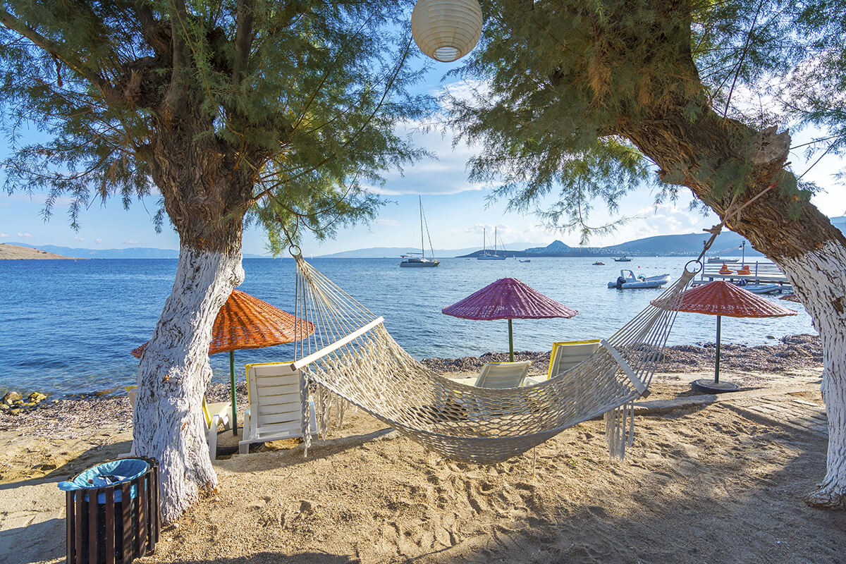 Ortakent sahilinde yer alan Yahşi Plajı, Bodrum’un en ünlü plajlarından biri.