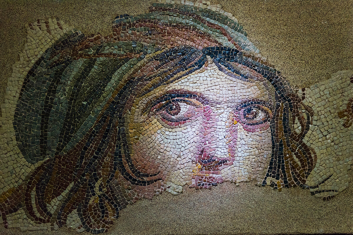Gaziantep’in Nizip ilçesinin 10 kilometre doğusunda MÖ 300 yılında tepeler üzerine kurulmuş olan Zeugma Antik Kenti, bir başka mucizevi tarihi alan.